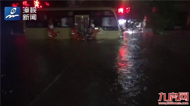 紧急救援 | 2191次闪电“光顾”漳州!石亭多辆车被淹至车窗!——九房网 紧急救援 | 2191次闪电“光顾”漳州!石亭多辆车被淹至车窗!——九房网