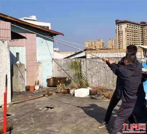 【整治“两违”】攻坚克难，23宗顶楼违章建筑被依法拆除！——九房网