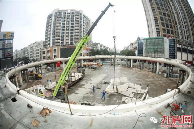 内有乾坤 | 沃尔玛路口的“大圈圈”矗立起来了！——九房网