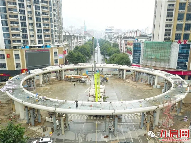 内有乾坤 | 沃尔玛路口的“大圈圈”矗立起来了！——九房网