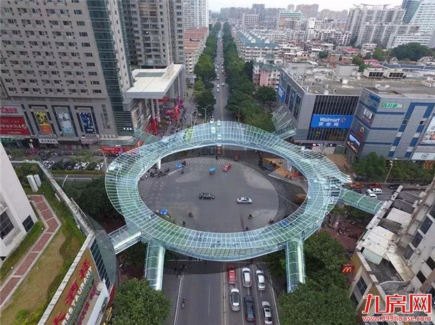 内有乾坤 | 沃尔玛路口的“大圈圈”矗立起来了！——九房网