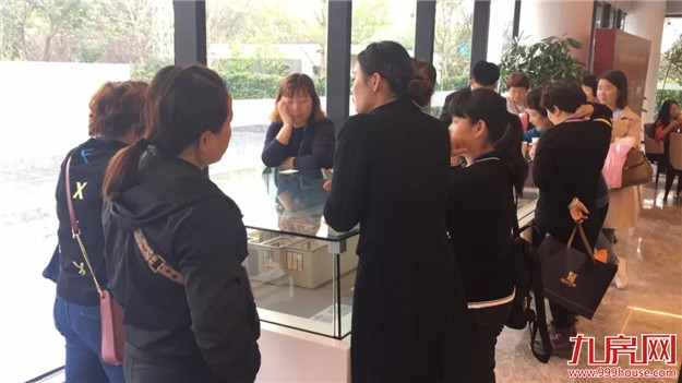 购房意向强烈!看房团引爆“银四”!受追捧的三个盘分别是……——九房网 购房意向强烈!看房团引爆“银四”!受追捧的三个盘分别是……——九房网